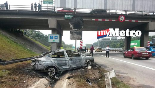 Kereta yang terbabit kemalangan di Kilometer 42 Lebuhraya PLUS berhampiran Sedenak, Kulaijaya, petang tadi. FOTO ihsan bomba