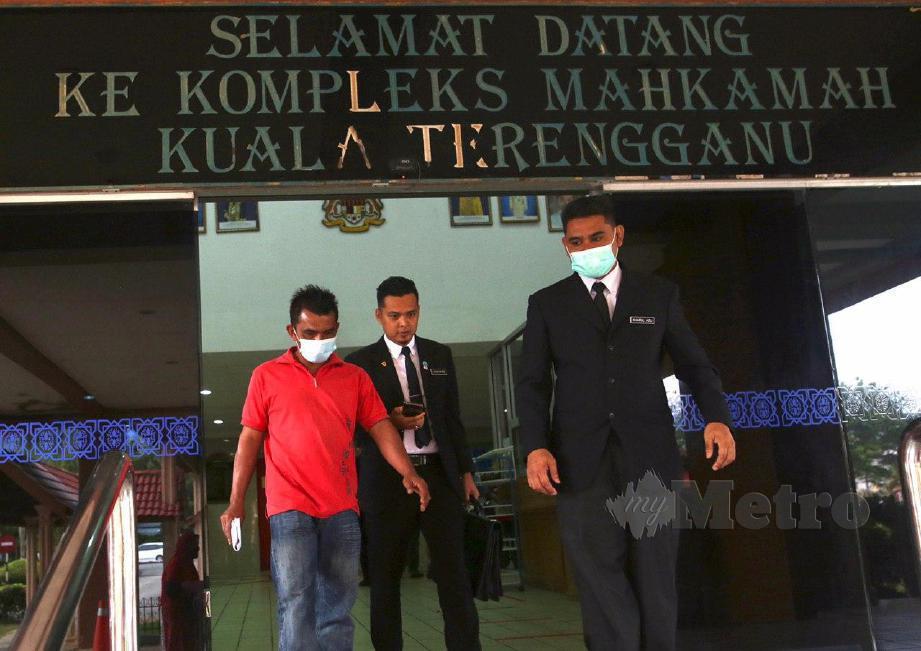 ROSLAN (kiri) didenda RM2,500 oleh Mahkamah Majistret Kuala Terengganu, hari ini. FOTO Ghazali Kori