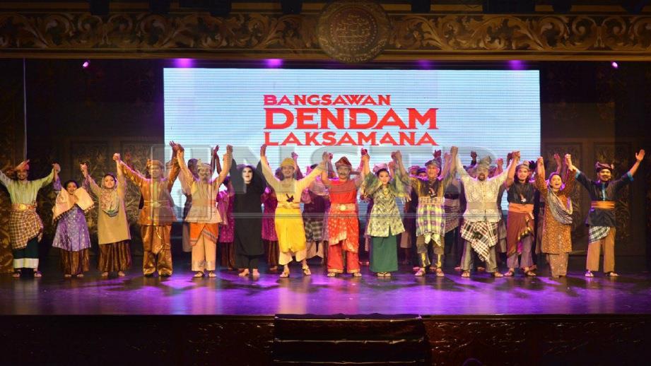 BARISAN pelakon teater Bangsawan Dendam Laksamana yang dipentaskan di MaTic, Jalan Ampang, Kuala Lumpur sejak Jumaat hingga 11 November ini.