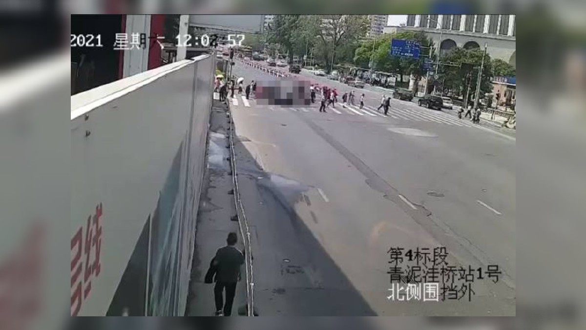 Rakaman CCTV kejadian rempuhan pejalan kaki di Dalian, China pada Sabtu lalu. Foto Agensi