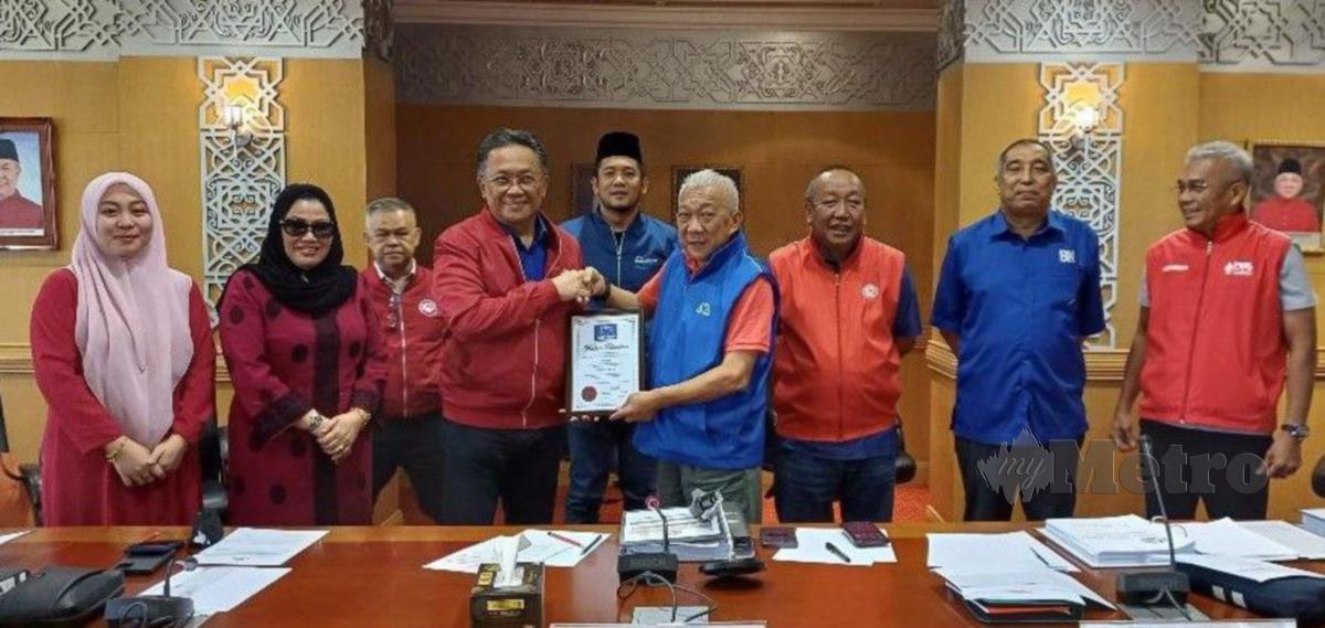 Pengerusi BN Sabah, Datuk Seri Bung Moktar Radin (empat kanan) menyerahkan watikah pelantikan Pengerusi Penyelaras BN Tuaran kepada Datuk Seri Abdul Rahman Dahlan di Kota Kinabalu. FOTO ihsan UMNO Sabah