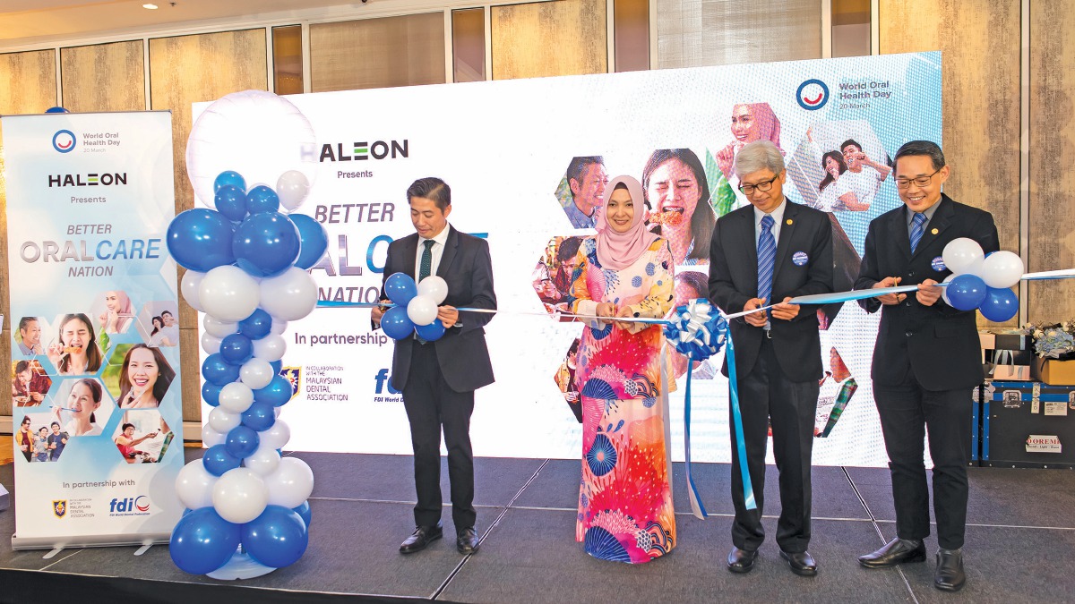 BRYAN (kiri), Pakar Pergigian Penjagaan Khas Prof Madya Dr Mas Suryalis Ahmad (tengah) dan Dr Lim (kanan) melakukan simbolik kerjasama antara Persatuan Doktor Pergigian Malaysia dengan Haleon. 
