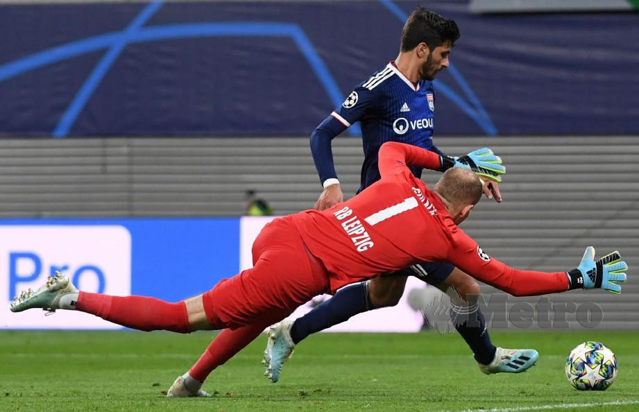TERRIER mengatasi penjaga gol Leipzig, Peter Gulacsi untuk menjaringkan gol kedua. — FOTO AFP