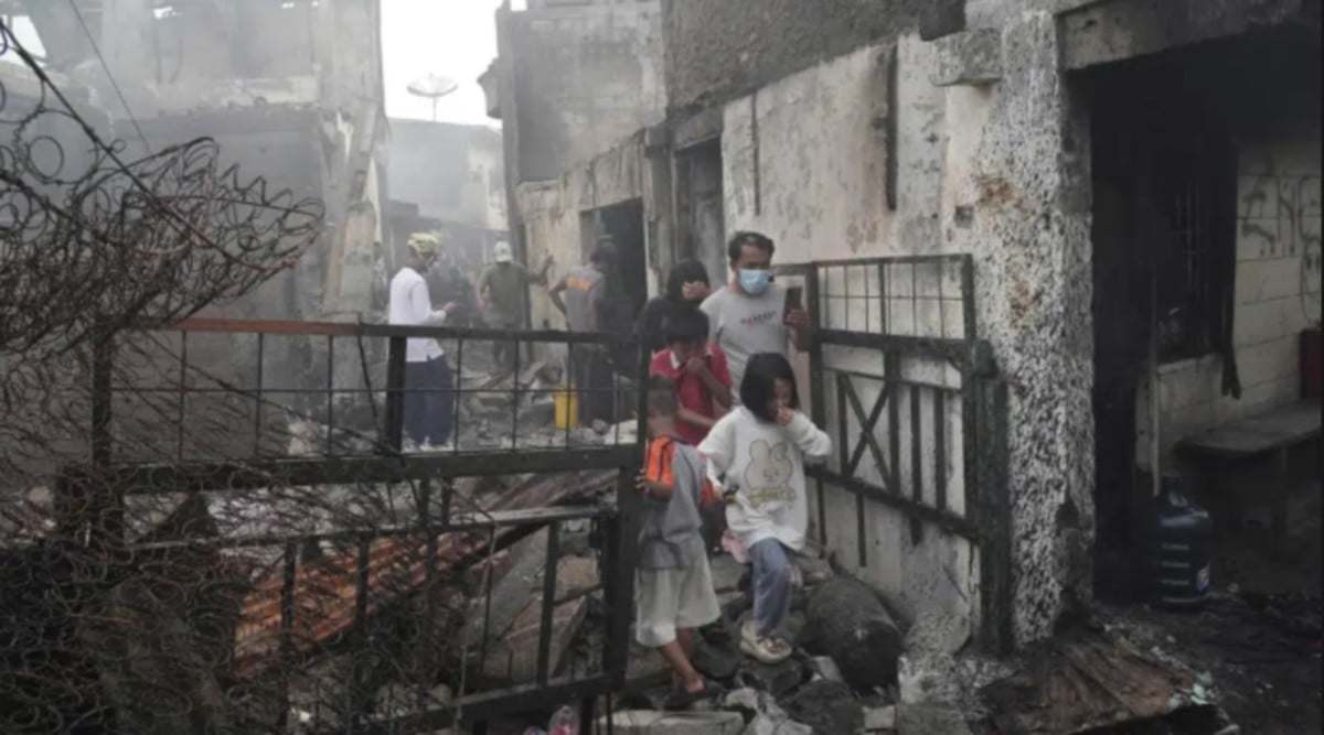 KEDIAMAN yang rosak teruk akibat letupan depoh minyak di Indonesia. FOTO AP