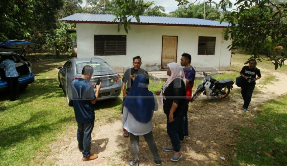 PETUGAS media memenuhi kawasan rumah Muhammad Hafiz yang maut dipercayai akibat didera bapa tirinya di Kampung Batu Balik, Pekan. FOTO Farizul Hafiz Awang.