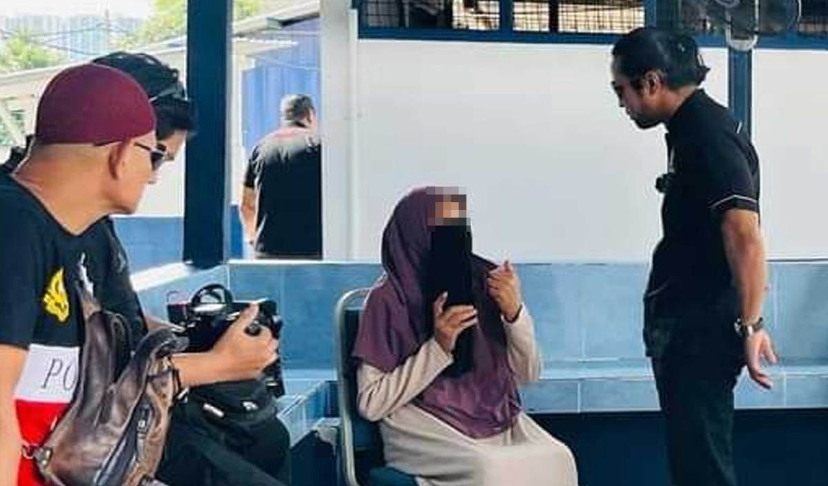 SEORANG ibu yang juga warga emas (duduk) ketika mengadu masalahnya yang didera anaknya sendiri kepada NGO Semboyan yang diketuai Yusof Azmi. FOTO Tular