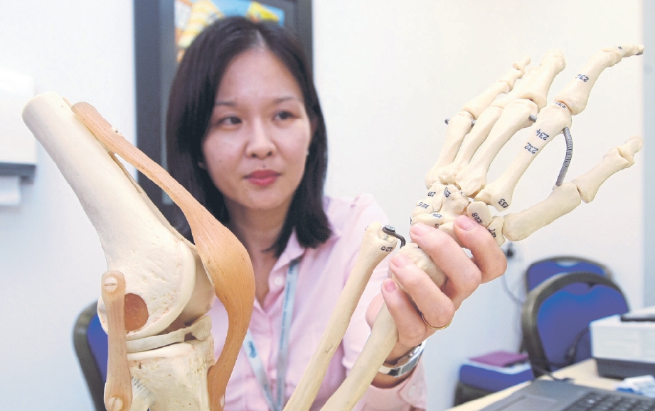 DR Lim menunjukkan struktur tulang tangan dan kaki.