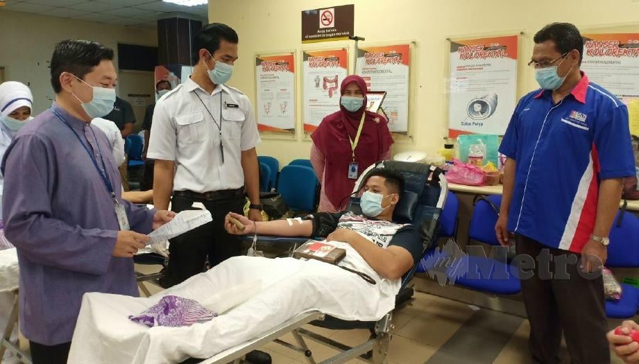 DR Mohd Muhaimin (kiri) melihat Mohd Syahiran Suhaidy, 19, dari Kampung Bukit Payong menderma darah di KK Bukit Payong, Marang. FOTO AHMAD RABIUL ZULKIFLI