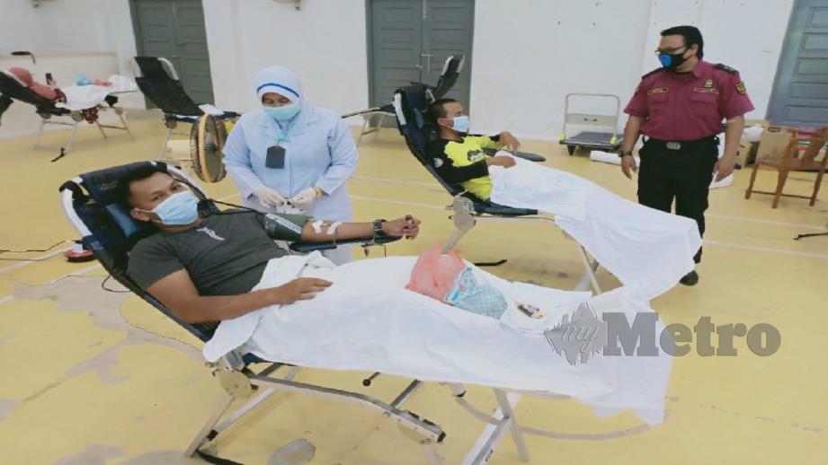AZLI menderma darah pada Kempen Derma Darah secara terkawal bersama Jabatan Amal Malaysia Kuala Terengganu (JAMKT). FOTO Ahmad Rabiul Zulkifli. 
