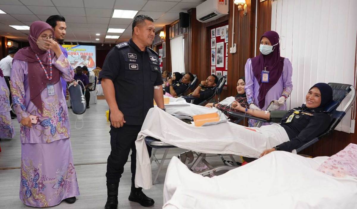 MAZLI (dua kiri) ketika Program Derma Darah di Ibu Pejabat Polis Kontinjen (IPK) Terengganu. FOTO Ihsan PDRM