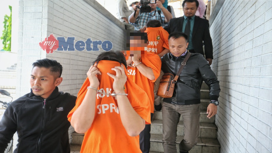 PEGAWAI SPRM membawa tiga daripada empat individu yang ditahan untuk mendapatkan reman di Mahkamah Majistret Kota Kinabalu, hari ini. FOTO/VIDEO Khairull Azry Bidin