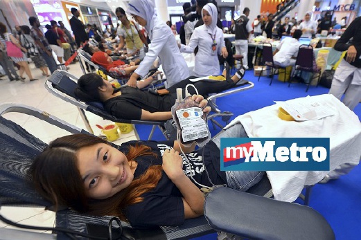 TAN Phew Ling, 25, bersama rakyat Malaysia berbilang kaum menderma darah di program derma darah untuk mangsa banjir 'East Coast Relief Blood Donation Drive' di Kuala Lumpur. FOTO Bernama