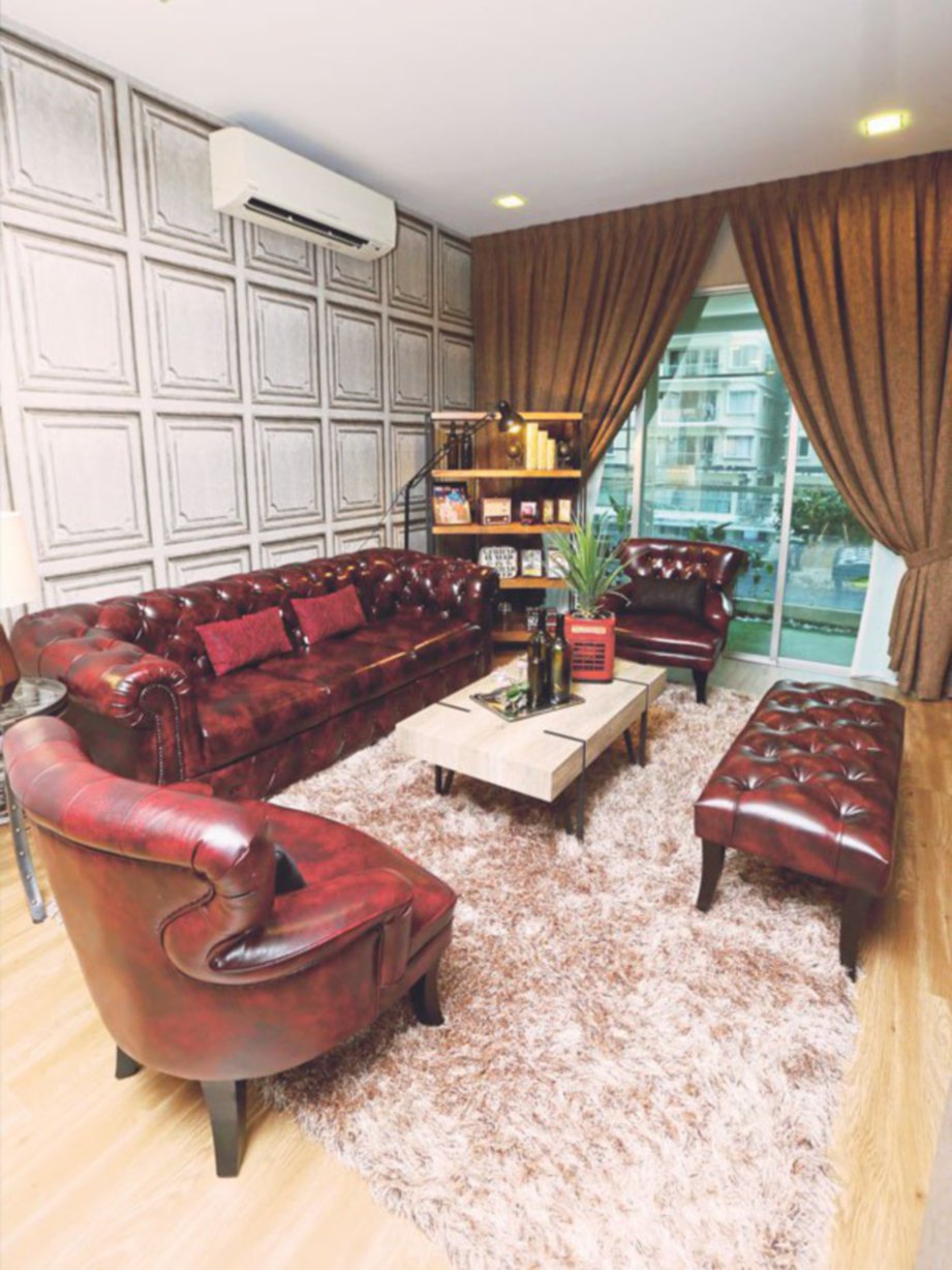 SET sofa kulit, hiasan rustik dan kertas dinding eksklusif menjadi titik fokal utama ruang tamu.