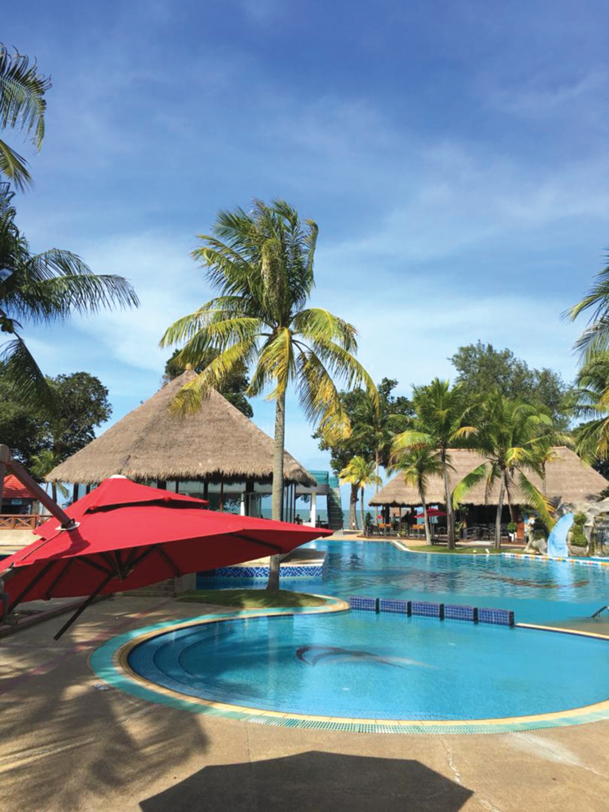 MEWAH antara fasiliti kolam ditawarkan di salah satu resort di Desaru.