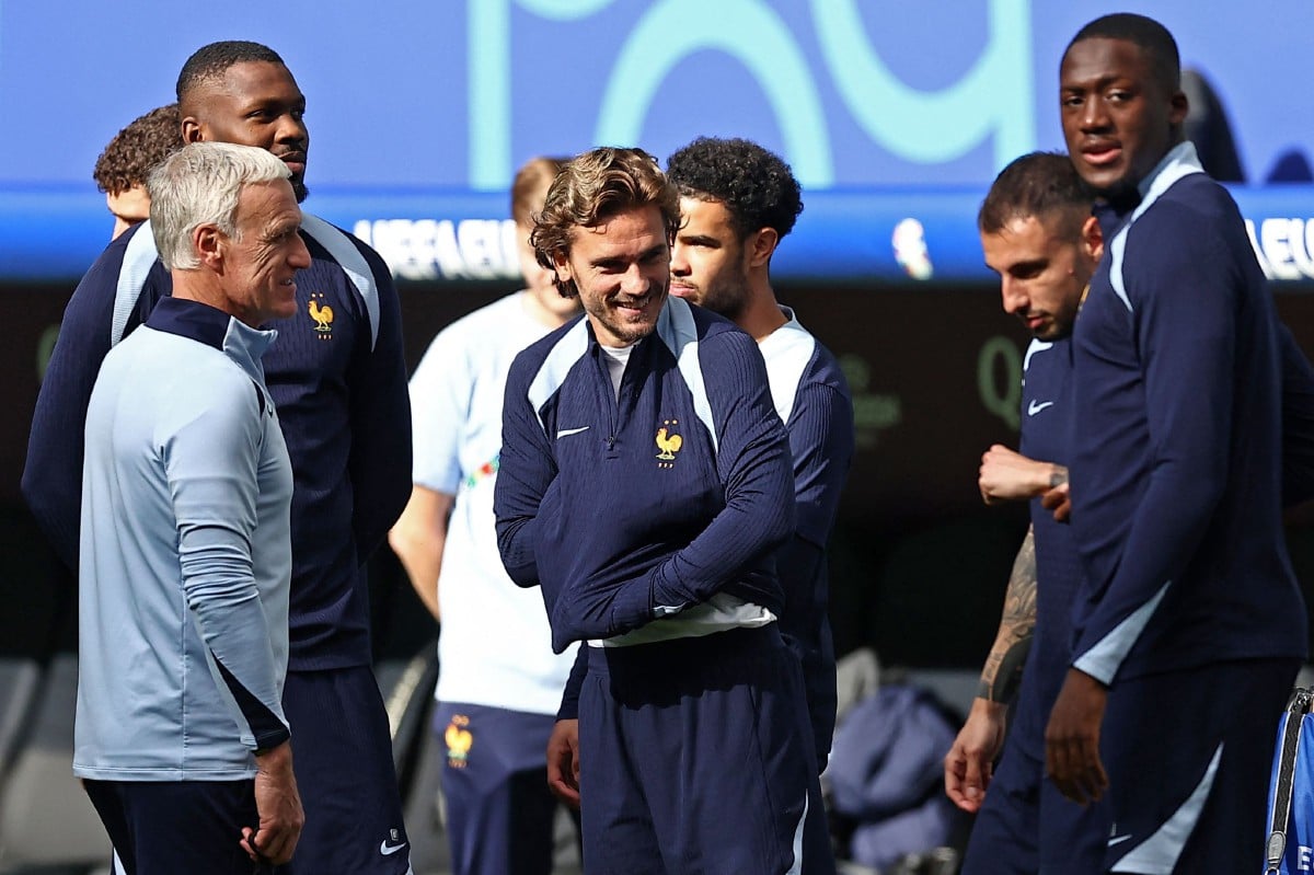 DIDIER Deschamps (tengah) ketika mengendalikan sesi latihan Perancis. FOTO AFP