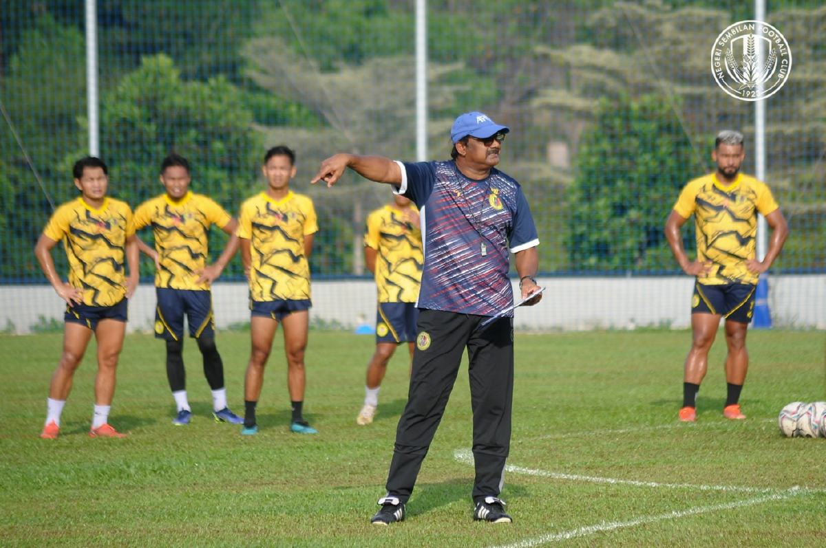K DEVAN ketika mengendalikan latihan skuad Negeri Sembilan di Seremban. -FOTO Ihsan NSFC.