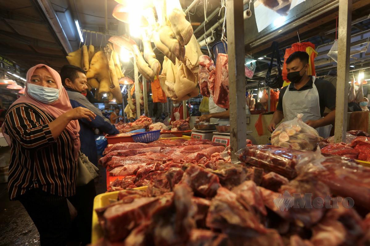 RATA-RATA pembeli cenderung memilih daging tempatan berbanding daging import kerana ragu-ragu status halalnya.