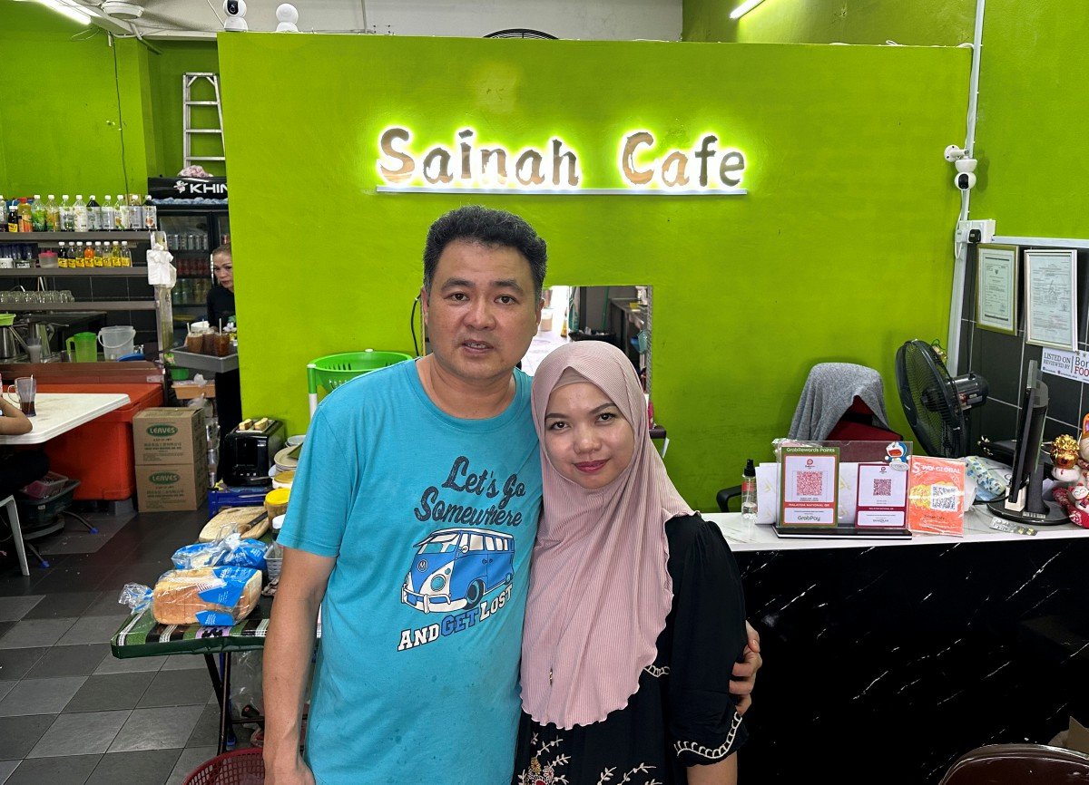 MOHAMMAD Ariffin Liew dan  Sainah membuka gerai  menjual mi kolok dan laksa Sarawak sejak 2017. FOTO BERNAMA