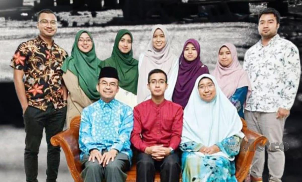 KAMARUZAMAN (duduk, kiri) bersama isteri dan lapan anaknya termasuk Ahmad Musa al-Nuwayri (berdiri, kiri) serta Nadir Al-Nuri (berdiri, kanan).