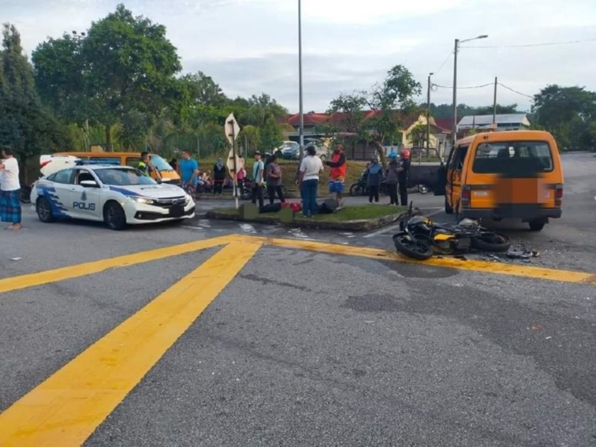 Lima murid yang dalam perjalanan ke sekolah cedera selepas van yang dinaiki terbabit kemalangan dengan sebuah motosikal dekat simpang tiga Jalan Nusari Bayu 1, Sendayan. FOTO IHSAN PEMBACA
