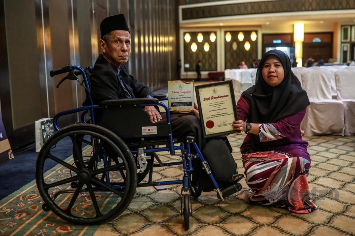 Abd Salam ditemani anaknya, Busyraa pada Majlis Konvensyen Pendidikan Islam Negeri Terengganu Kali Ke-2/2022, Jabatan Pendidikan Islam Negeri Terengganu di Taman Tamadun Islam di sini hari ini. FOTO GHAZALI KORI