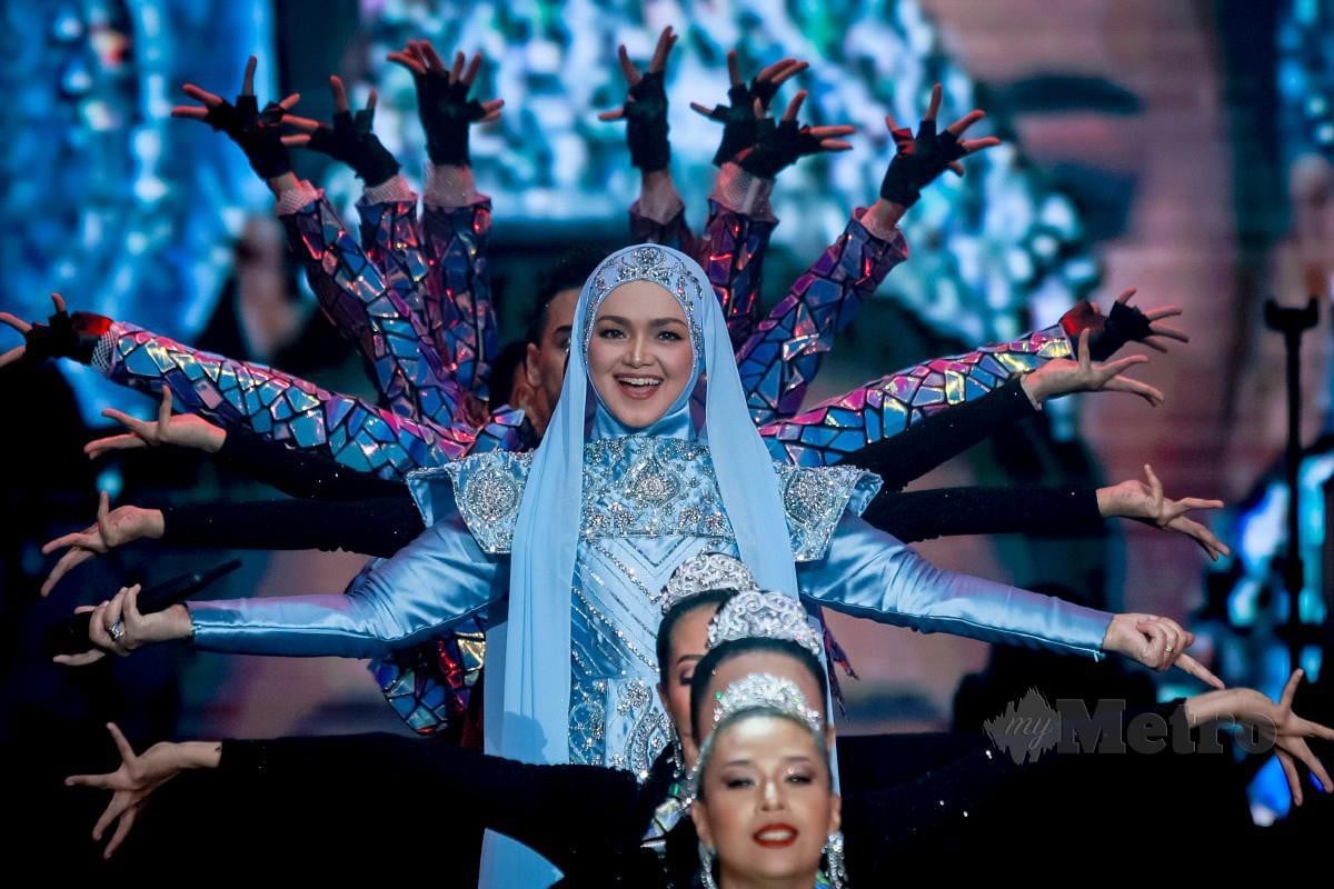 PERSEMBAHAN mantap Siti dengan barisan penari di pentas. FOTO ASYRAF HAMZAH