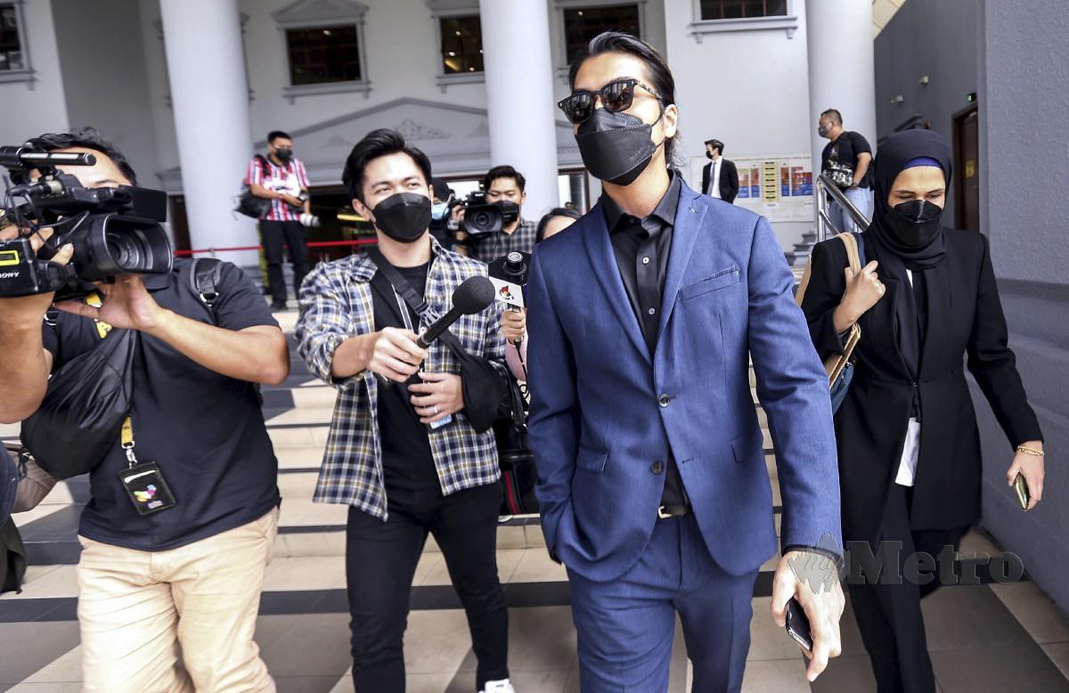 Ben Amir (kanan) keluar dari mahkamah Sesyen Sivil selepas Ben besedia bayar pampasan sebanyak RM100,000.00 secara ansuran kepada pihak produksi drama Demi dan kes tersebut dianggap selesai di Kompleks Mahkamah Kuala Lumpur. FOTO OWEE AH CHUN