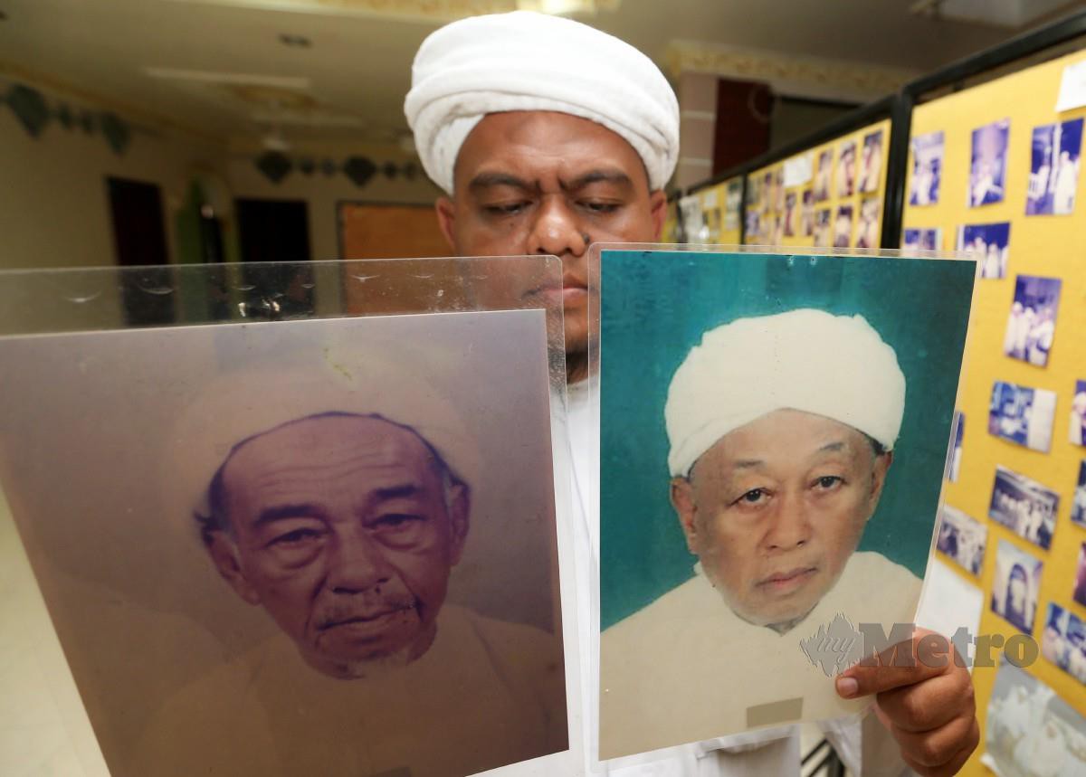 MOHD Faizal menunjuk gambar Allahyarham Abdul Rahman dan Allahyarham Abdullah yang menubuhkan Madrasah Ar-Rahmaniah Ad-Diniah Pondok Lubok Tapah, Pasir Mas. FOTO NIK ABDULLAH NIK OMAR