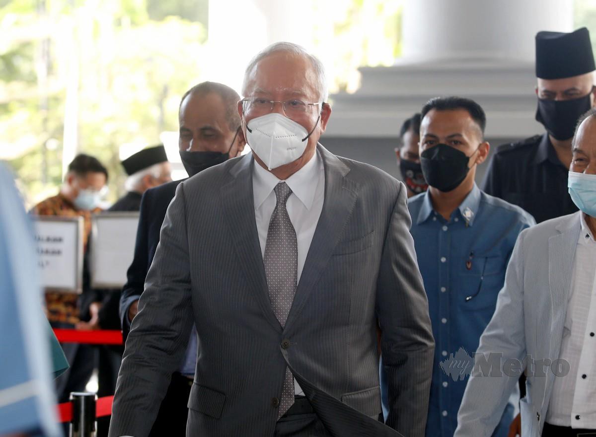 Najib Razak hadir ke mahkamah bagi perbicaraan kes rasuah dan pengubahan wang haram membabitkan dana 1MDB di Mahkamah Tinggi Kuala Lumpur. FOTO HAIRUL ANUAR RAHIM