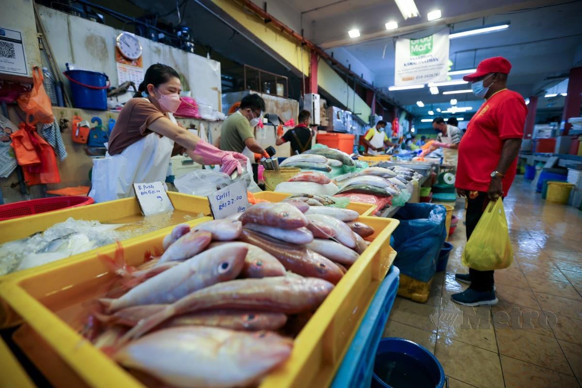 Peniaga ikan berniaga di Pasar Besar Jalan Othman. FOTO ASWADI ALIAS