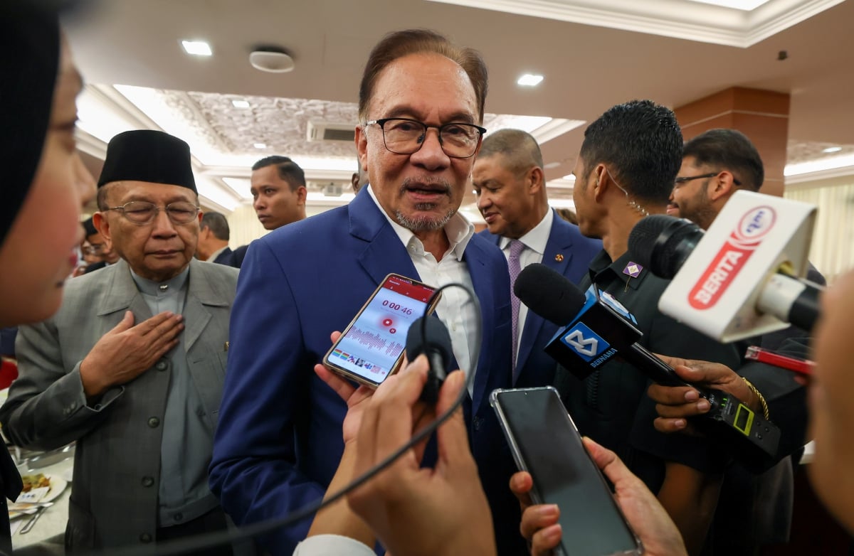 Anwar Ibrahim (dua dari kiri) menjawab pertanyaan media selepas hadir pada Perjumpaan Khas Perdana Menteri bersama Ahli Dewan Negara di Bangunan Parlimen hari ini. FOTO BERNAMA