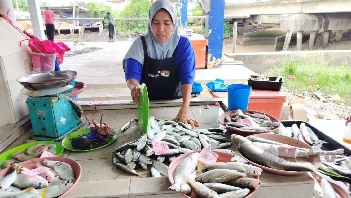Melati Ladun menjual ikan pada harga yang agak mahal berikutan peralihan monsun. FOTO ZULIATY ZULKIFFLI