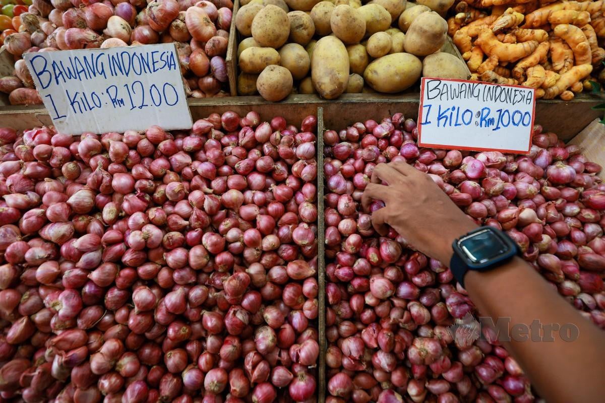 Tinjauan harga bawang yang dijual susulan kejatuhan ringgit di Pasar Chow Kit. FOTO ASYRAF HAMZAH