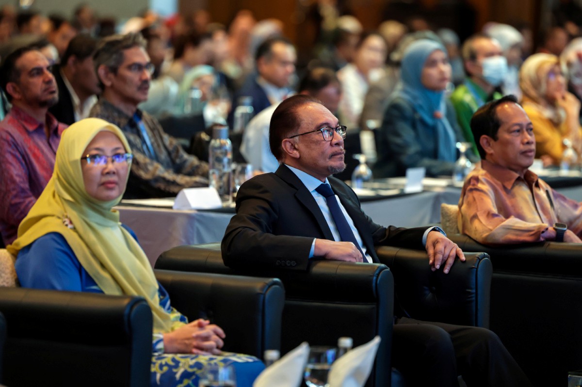 Anwar (tengah) ketika majlis pelancaran Persidangan Kesejahteraan Sosial Antarabangsa 2023. FOTO BERNAMA