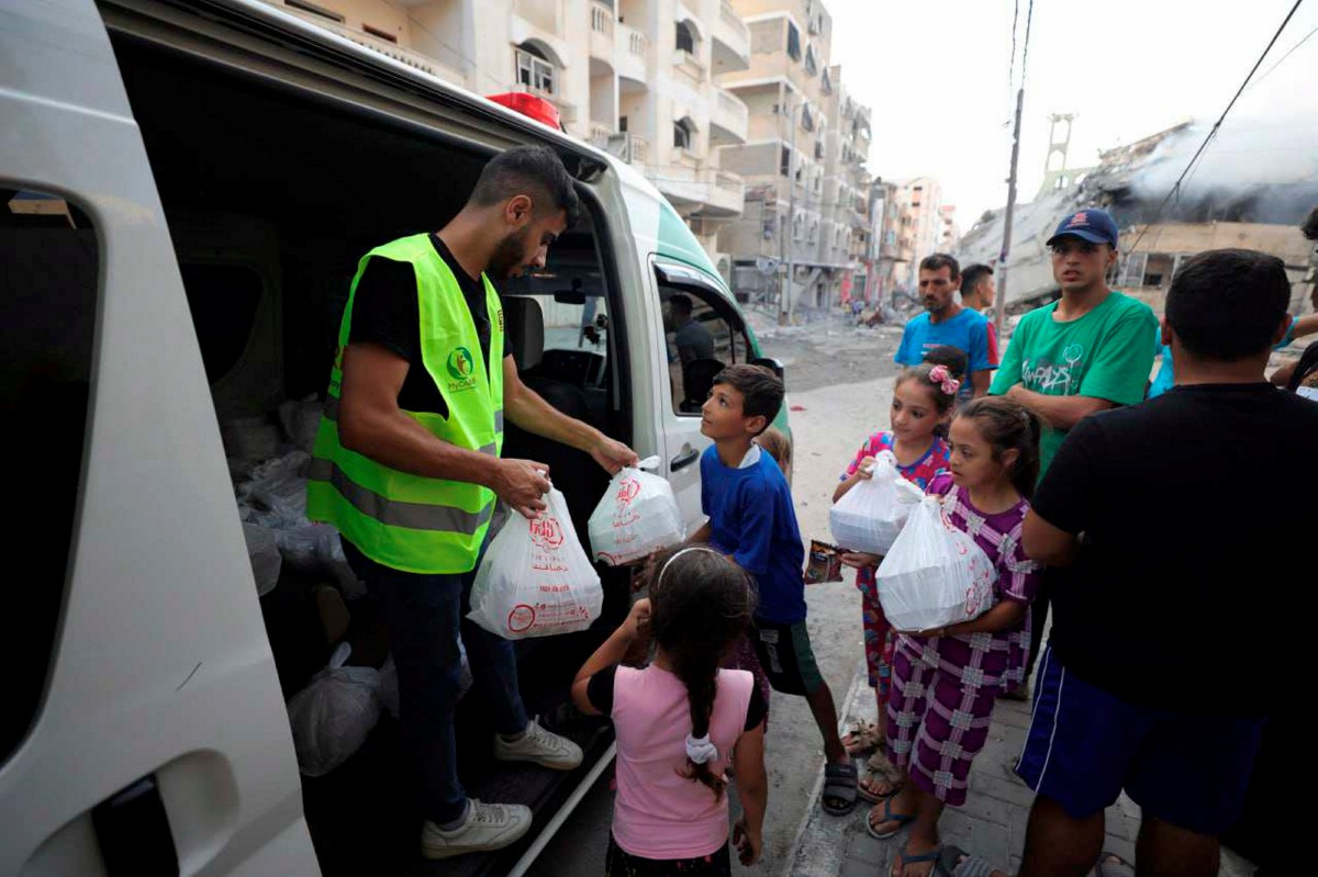 Ahli sukarelawan MyCARE mengagihkan bantuan makanan kepada penduduk Palestin di Beit Lahiya di Utara Gaza. 