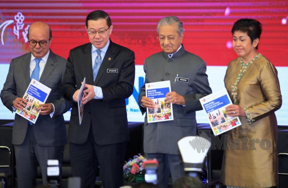 DR Mahathir bersama Lim Guan Eng (dua dari kiri), Nor Shamsiah (kanan) serta Syed Zaid (kiri) menunjukkan Buku Malaysia Strategi Literasi Kewangan Kebangsaan 2019-2023 selepas melancarkan Strategi Literasi Kewangan Kebangsaan 2019-2023, di Sasana Kijang, Kula Lumpur.