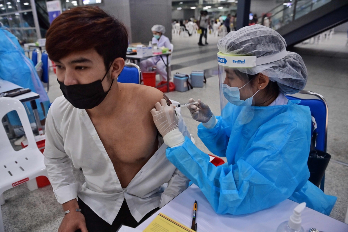 PETUGAS kesihatan Thailand sedang memberi vaksin Covid19 kepada orang awam. FOTO AFP