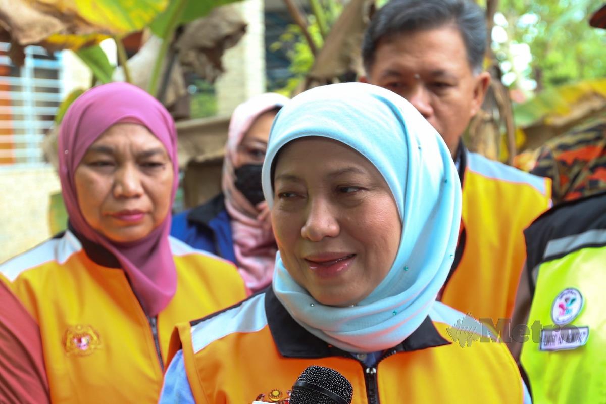 Nancy pada sidang media di Kampung Bendang Surau, Morak bagi melawat keluarga tiga beradik yang maut akibat renjatan elektrik pada pagi Isnin lalu. FOTO NIK ABDULLAH NIK OMAR