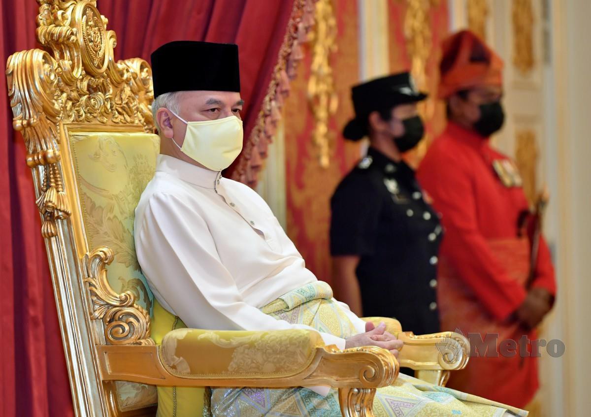 SULTAN Nazrin Shah berkenan berangkat pada Majlis Istiadat Pelantikan dan Mengangkat Sumpah jawatan Menteri Besar Perak di Istana Iskandariah. FOTO BERNAMA
