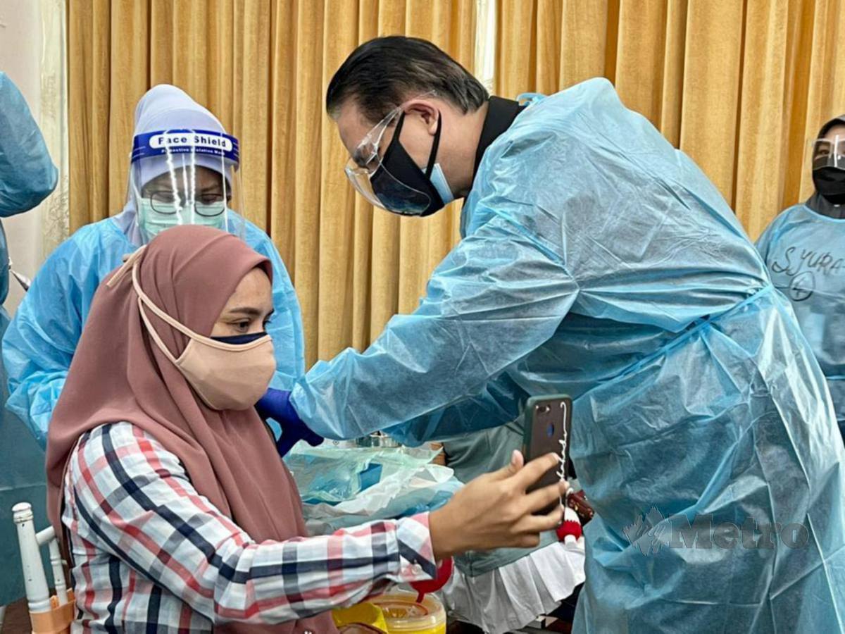 Dr Noor Hisham meluangkan masa menjadi vaksinator kepada penduduk Seri Menanti, Negeri Sembilan. FOTO FB NOOR HISHAM ABDULLAH