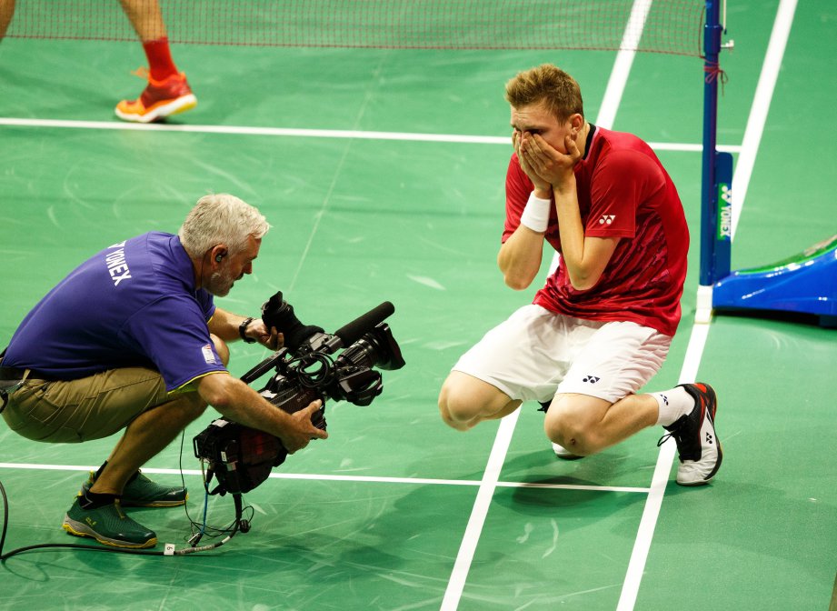 REAKSI Axelsen selepas menang emas perseorangan lelaki pada Kejohanan Badminton Dunia. -Foto EPA