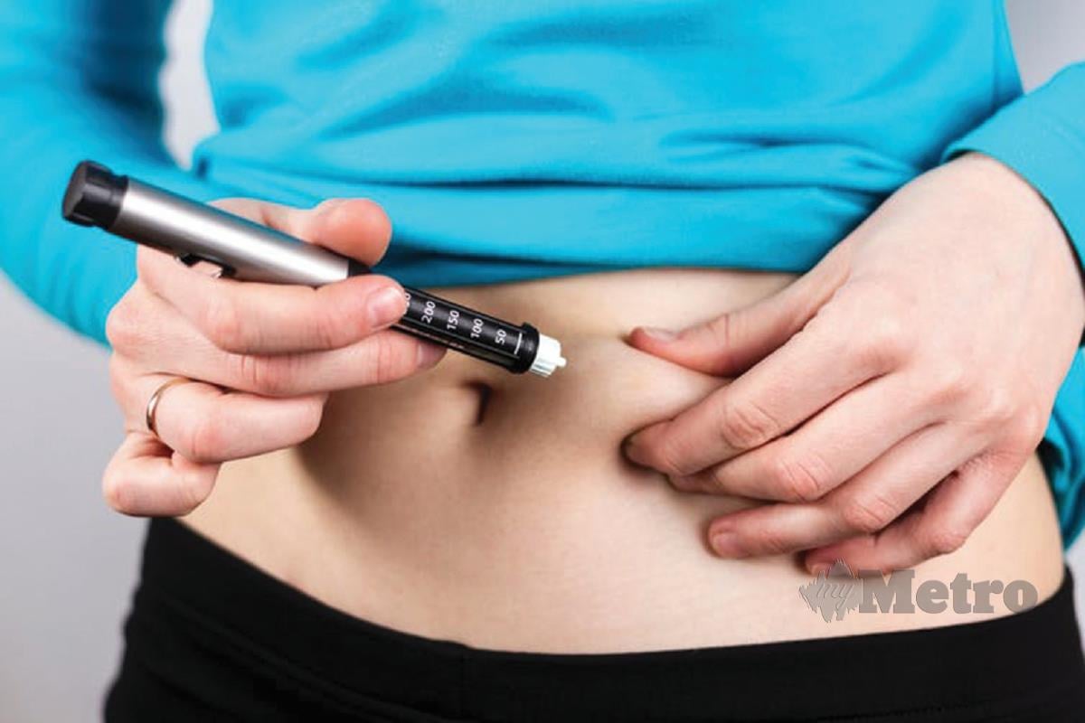 SUNTIKAN insulin untuk mengawal paras gula dalam badan.