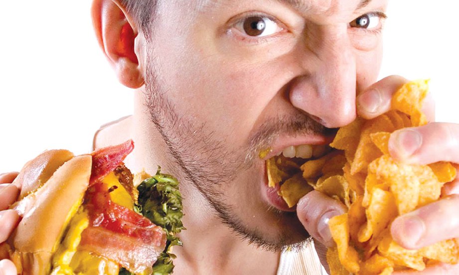 PENGAMBILAN makanan segera berlebihan mendatangkan risiko pelbagai penyakit.