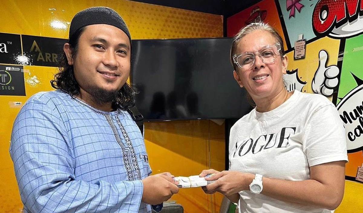 DIDIE Alias menyerahkan wanhg sumbangan kepada wakil Masjid Al Mustaqim, Taman Putra Ampang.