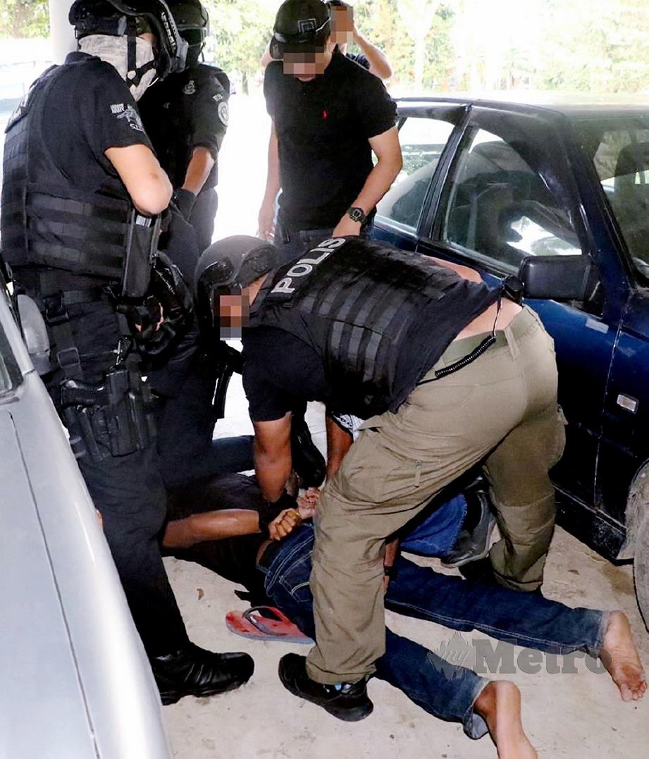 ANGGOTA polis Bahagian Counter Terrorism (E8) Cawangan Khas menahan suspek pengganas yang cuba melakukan serangan pada minggu pertama Ramadan.