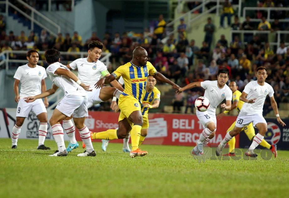Nwakaeme (empat kiri) diasak pemain Sabah pada perlawanan Piala Malaysia di Stadium Darul Makmur. FOTO Muhammad Asyraf Sawal