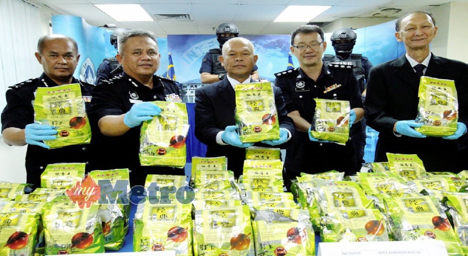 MOHMAD (tengah) dan Abdul Jalil (dua dari kiri) menunjukkan rampasan bungkusan teh dari China mengandungi dadah dipercayai syabu bernilai RM14.1 juta di Ibu Pejabat Polis (IPK) Melaka di Bukit Beruang, hari ini. FOTO Khairunisah Lokman
