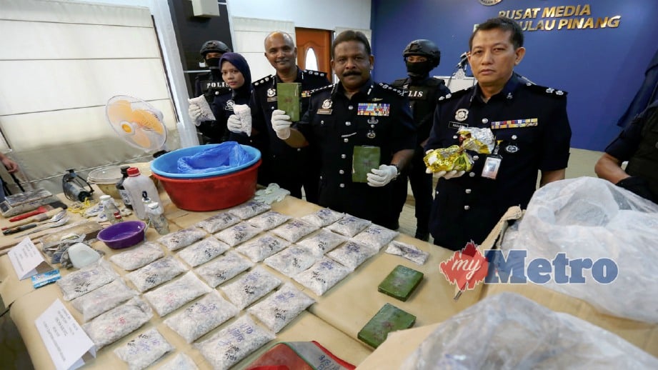 THAIVEEGAN (dua dari kanan) menunjukkan rampasan dadah pada sidang media di Ibu Pejabat Polis Kontinjen (IPK) Pulau Pinang. FOTO Mikail Ong