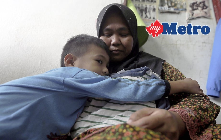 Gambar yang dirakam semalam, menunjukkan Muhammad Zulkarnain Mikail Amdin, 4, memeluk ibunya, Zalifah Hussin, 40, selepas kematian adiknya Muhammad Rusydi Rizky Amdin, 11 bulan. - Foto Fail