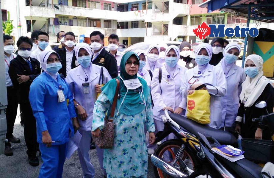 Pasukan perubatan Kedah melakukan pemeriksaan di Flet Paya Nahu, Kuala Kedah, berikutan satu keluarga menghidap difteria. - Foto Ihsan Jabatan Kesihatan Kedah